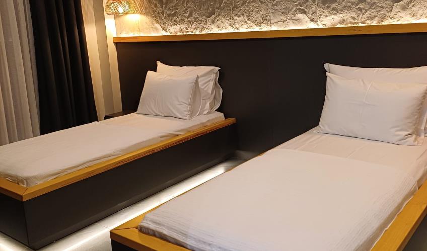 En fazla 2 yetişkin.