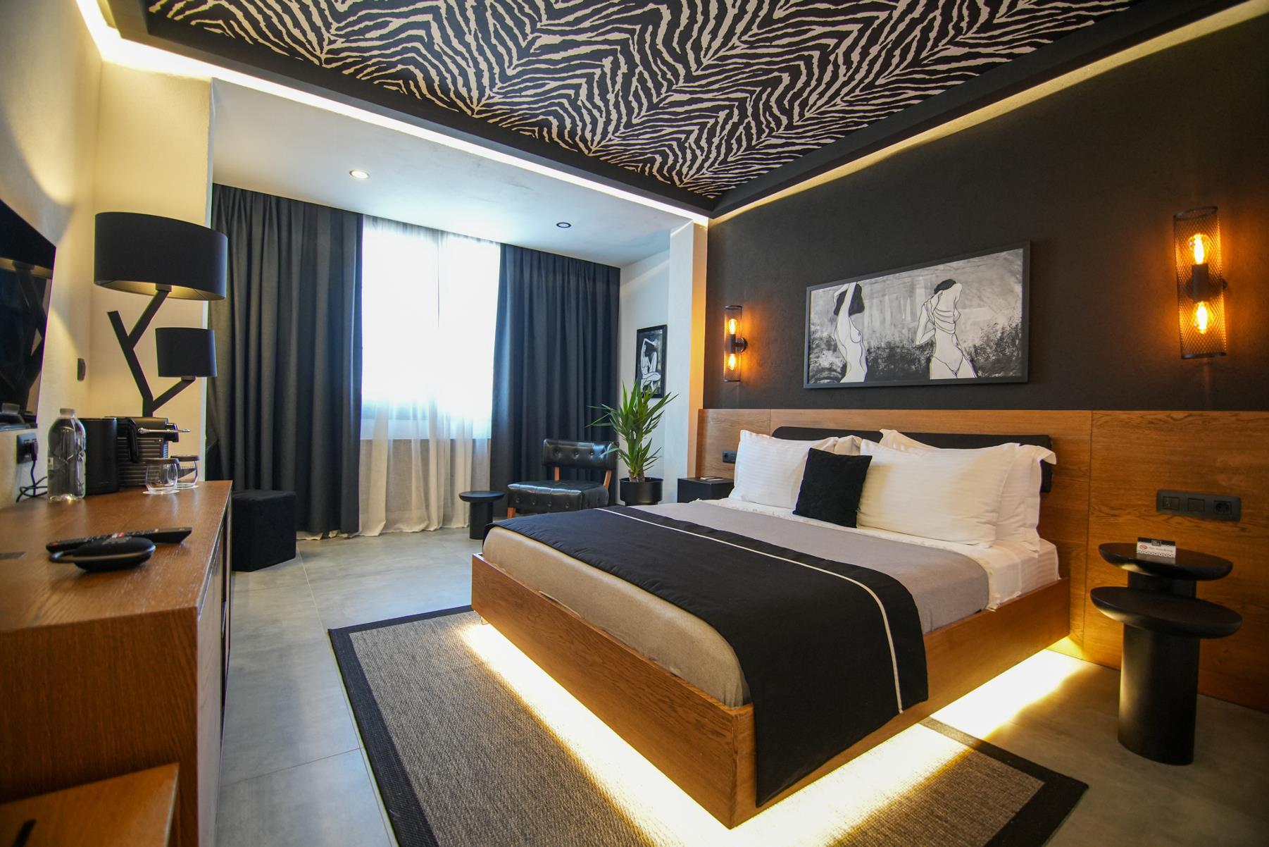 En fazla 3 yetişkin.