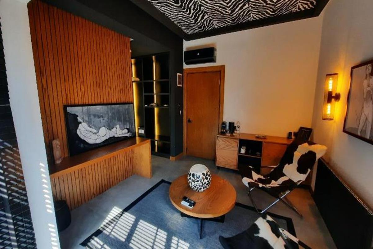 En fazla 3 yetişkin.