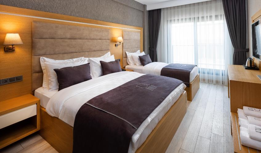 En fazla 3 yetişkin + 1 bebek (0-2 yaş) veya 2 yetişkin + 1 çocuk + 1 bebek (0-2 yaş).