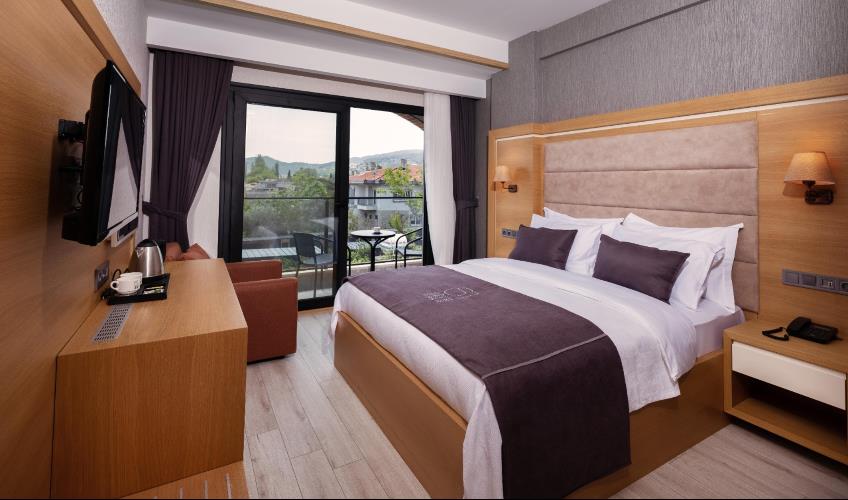 En fazla 2 yetişkin + 1 bebek (0-2 yaş) veya 1 yetişkin + 1 çocuk + 1 bebek (0-2 yaş).