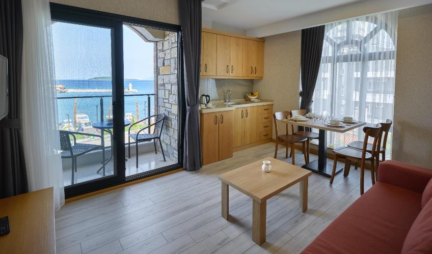 En fazla 2 yetişkin + 1 çocuk + 1 bebek (0-2 yaş) veya 1 yetişkin + 2 çocuk + 1 bebek (0-2 yaş).