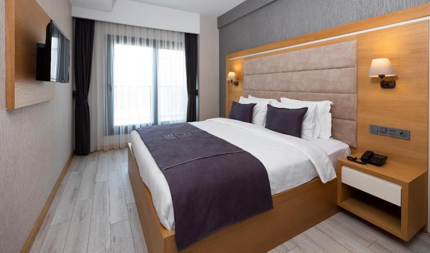 En fazla 2 yetişkin + 1 çocuk + 1 bebek (0-2 yaş) veya 1 yetişkin + 2 çocuk + 1 bebek (0-2 yaş).