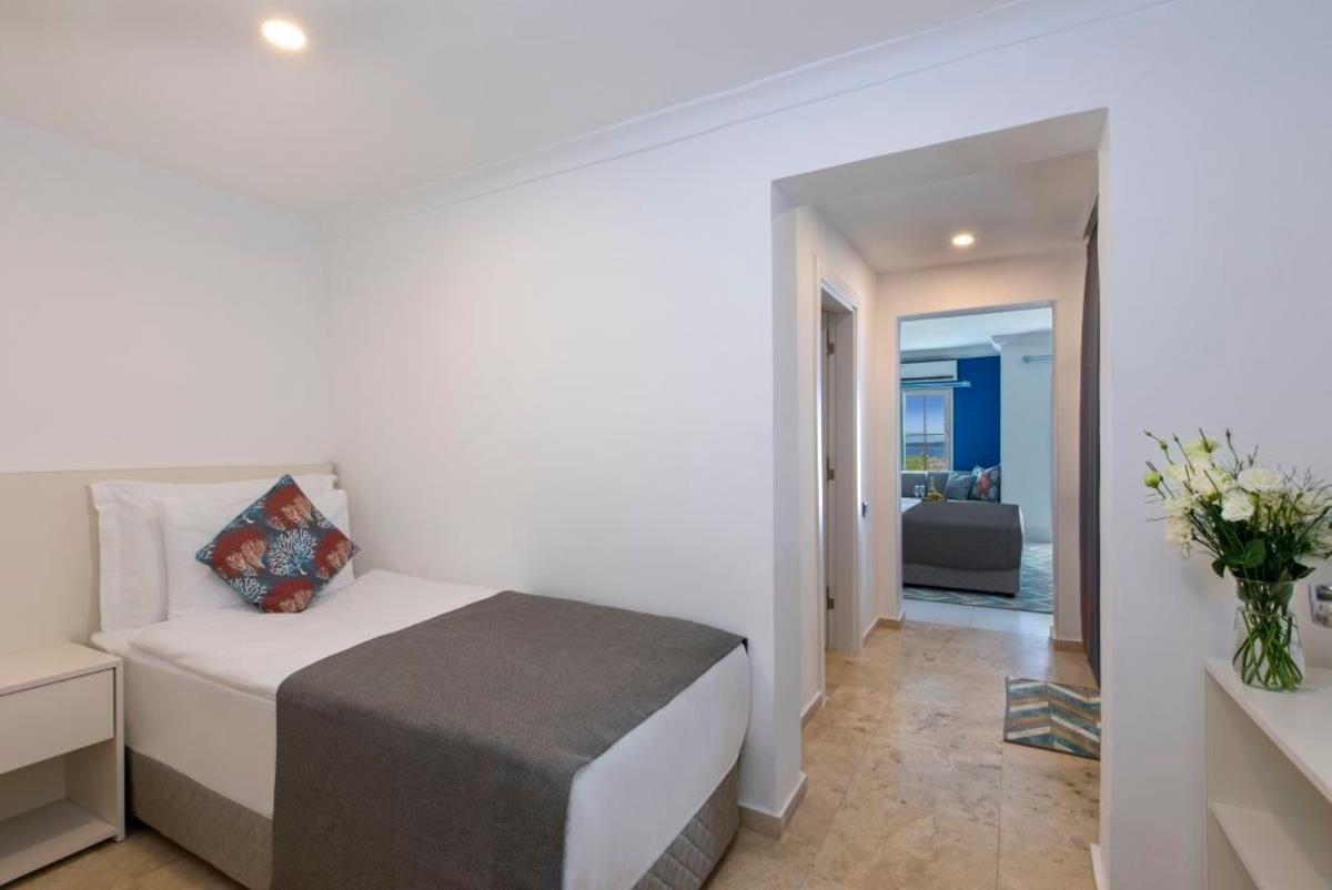 En fazla 3 yetişkin veya 2 yetişkin + 1 çocuk.