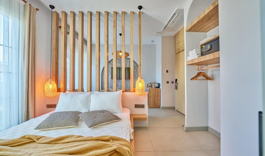 En fazla 2 yetişkin + 1 bebek (0-2 yaş) veya 1 yetişkin + 1 çocuk + 1 bebek (0-2 yaş).