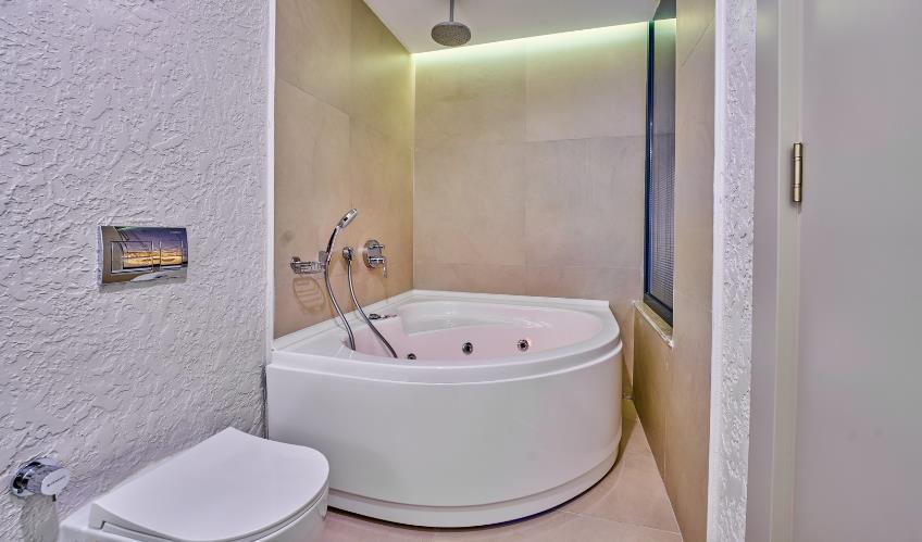 En fazla 2 yetişkin + 1 bebek (0-2 yaş) veya 1 yetişkin + 1 çocuk + 1 bebek (0-2 yaş).