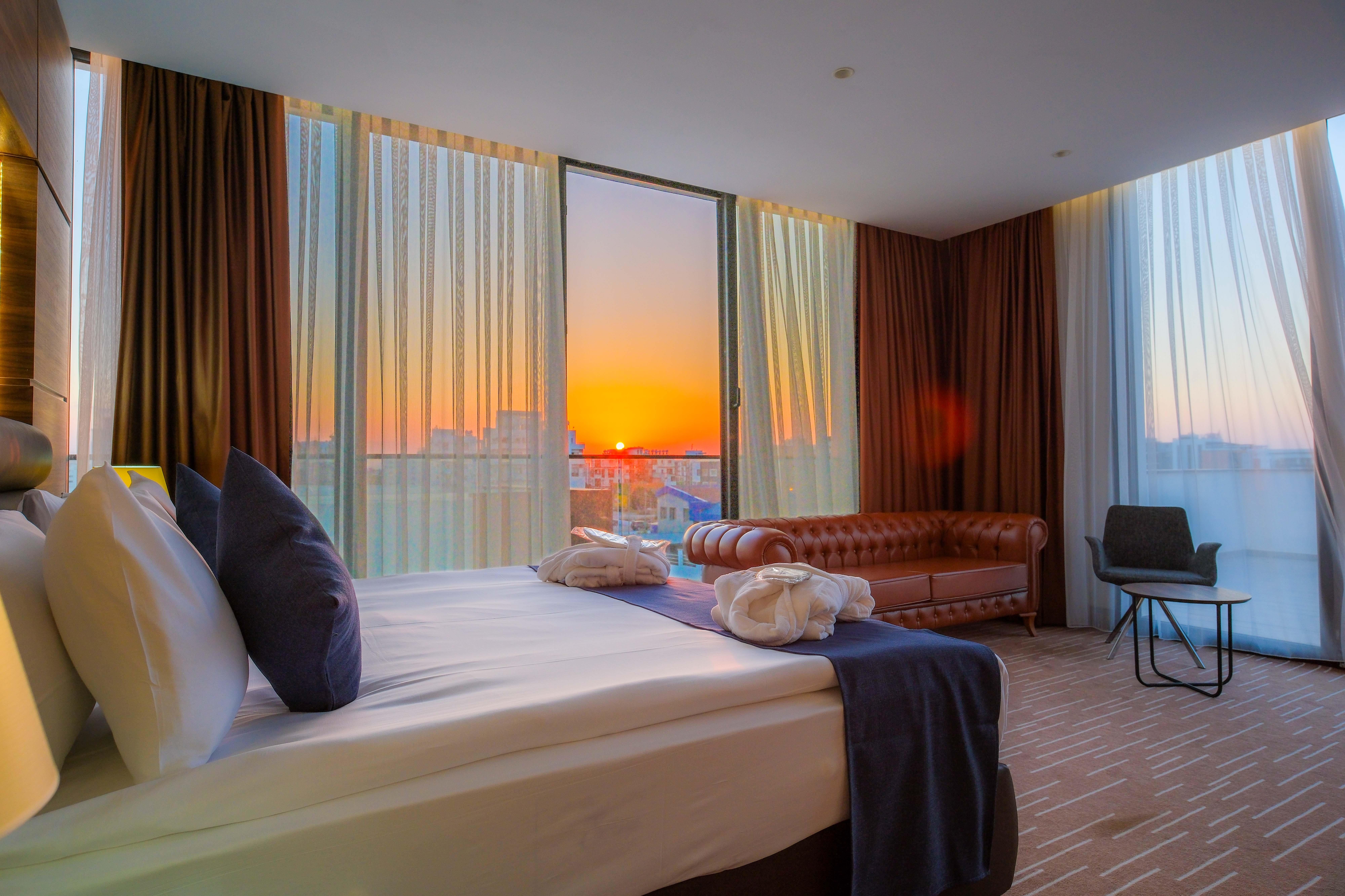 En fazla 3 yetişkin veya 2 yetişkin + 1 çocuk.