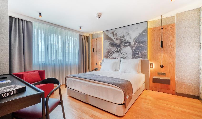 En fazla 2 yetişkin + 1 çocuk + 1 bebek (0-2 yaş) veya 1 yetişkin + 2 çocuk + 1 bebek (0-2 yaş).