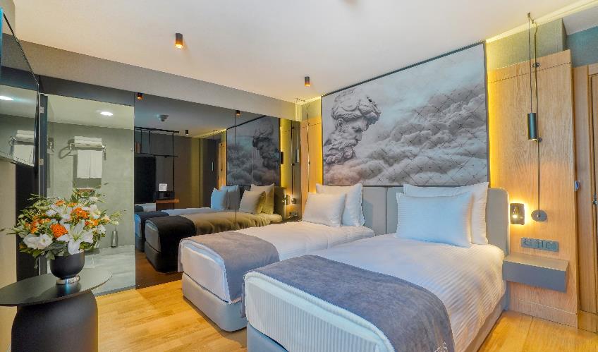 En fazla 2 yetişkin + 1 bebek (0-2 yaş) veya 1 yetişkin + 1 çocuk + 1 bebek (0-2 yaş).