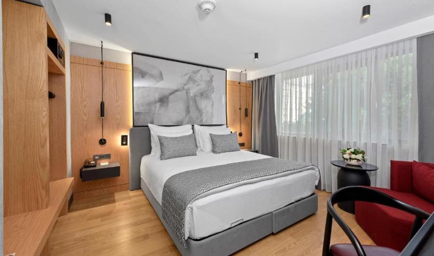 En fazla 2 yetişkin + 1 çocuk + 1 bebek (0-2 yaş) veya 1 yetişkin + 2 çocuk + 1 bebek (0-2 yaş).