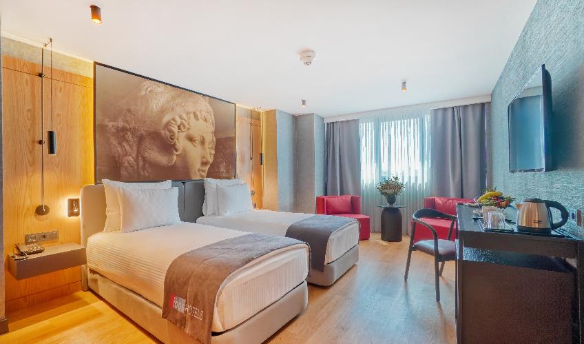 En fazla 2 yetişkin + 1 bebek (0-2 yaş) veya 1 yetişkin + 1 çocuk + 1 bebek (0-2 yaş).