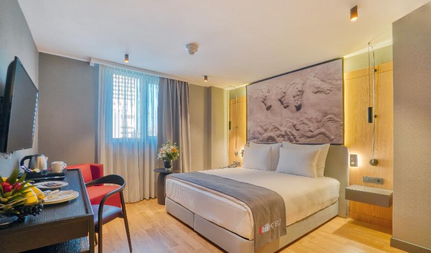 En fazla 2 yetişkin + 1 bebek (0-2 yaş) veya 1 yetişkin + 1 çocuk + 1 bebek (0-2 yaş).