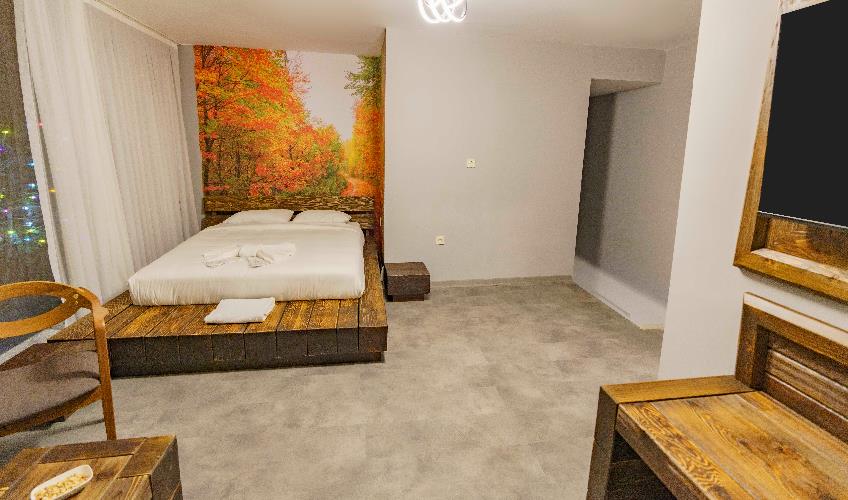 En fazla 2 yetişkin + 1 çocuk + 1 bebek (0-2 yaş) veya 1 yetişkin + 1 çocuk + 1 bebek (0-2 yaş).