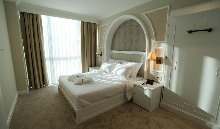 En fazla 3 yetişkin veya 2 yetişkin + 1 çocuk.