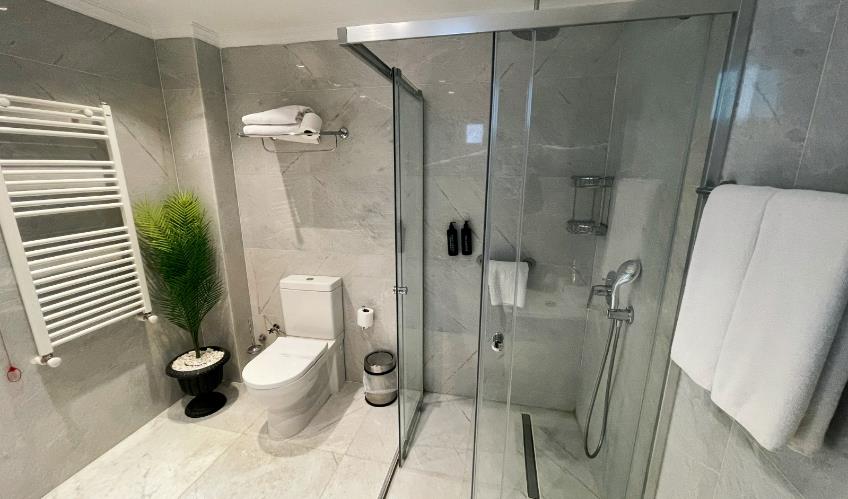 En fazla 3 yetişkin veya 2 yetişkin + 1 çocuk.