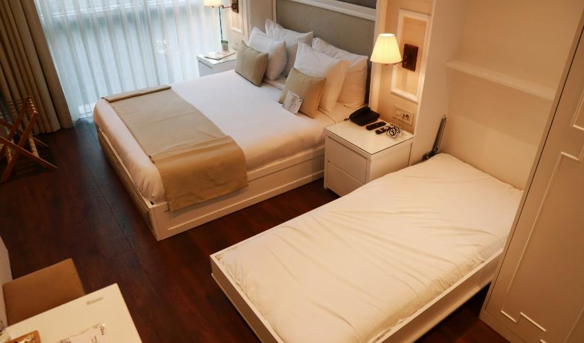 En fazla 3 yetişkin veya 2 yetişkin + 1 çocuk.