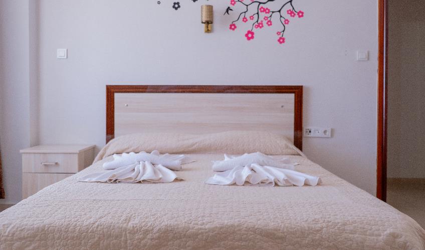 En fazla 4 yetişkin + 1 çocuk + 1 bebek (0-2 yaş) veya 3 yetişkin + 1 çocuk + 1 bebek (0-2 yaş).