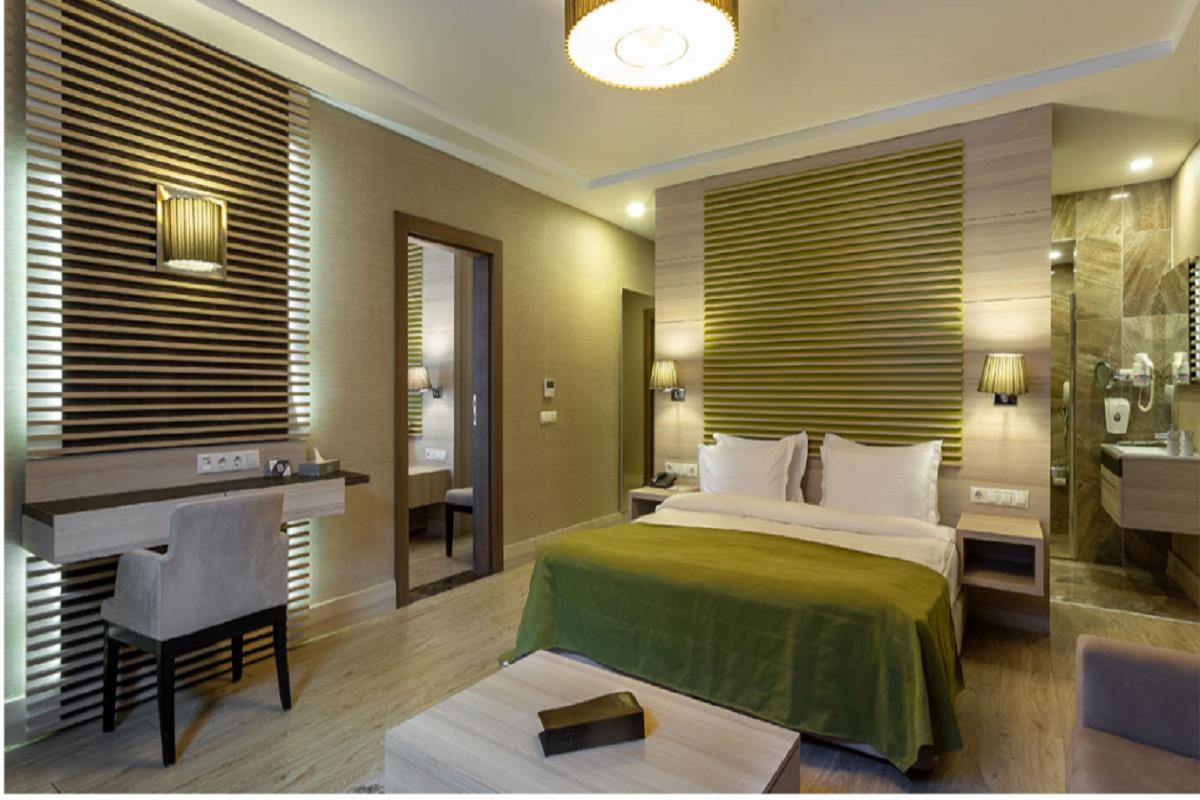 En fazla 4 yetişkin veya 3 yetişkin + 1 çocuk.