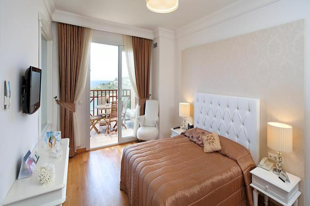 En fazla 3 yetişkin.