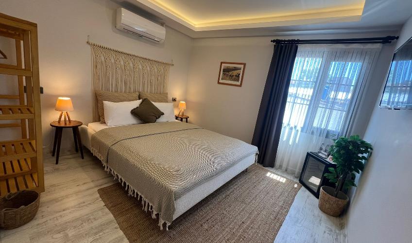 En fazla 3 yetişkin.