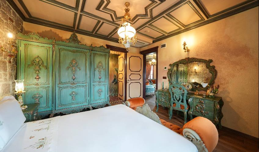 En fazla 3 yetişkin.