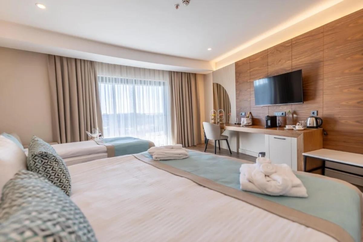 En fazla 3 yetişkin.