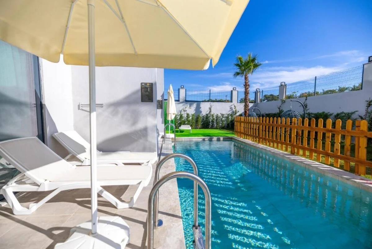 En fazla 3 yetişkin.