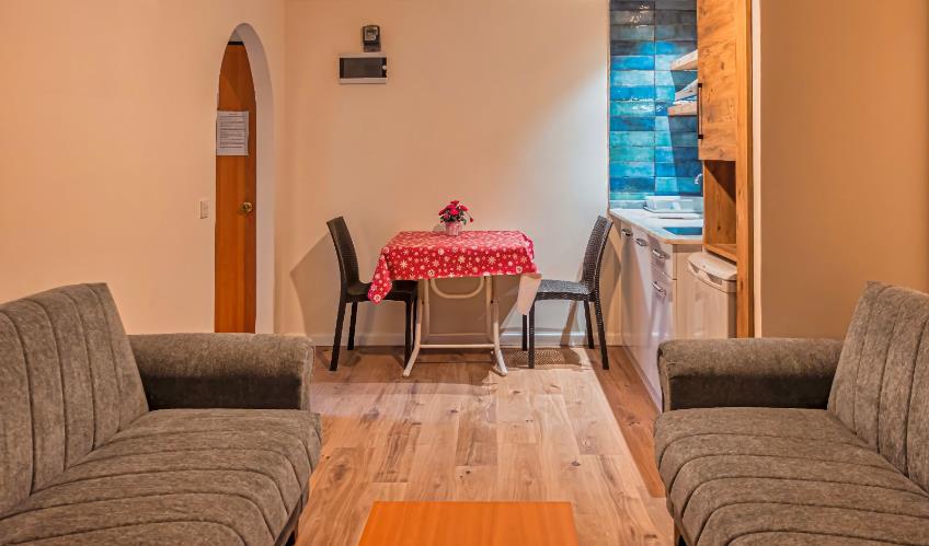 En fazla 4 yetişkin + 1 bebek (0-2 yaş).