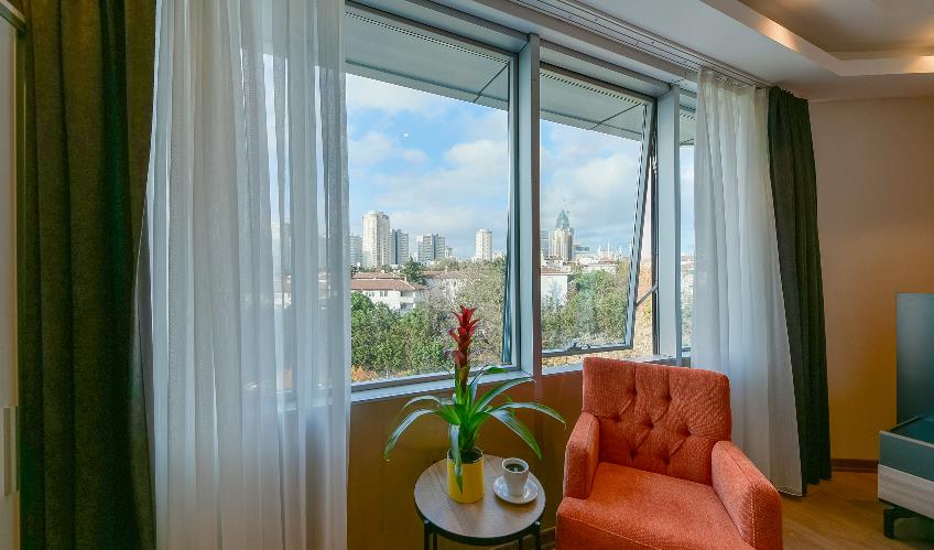 En fazla 2 yetişkin + 1 çocuk + 1 bebek (0-2 yaş) veya 1 yetişkin + 2 çocuk + 1 bebek (0-2 yaş).