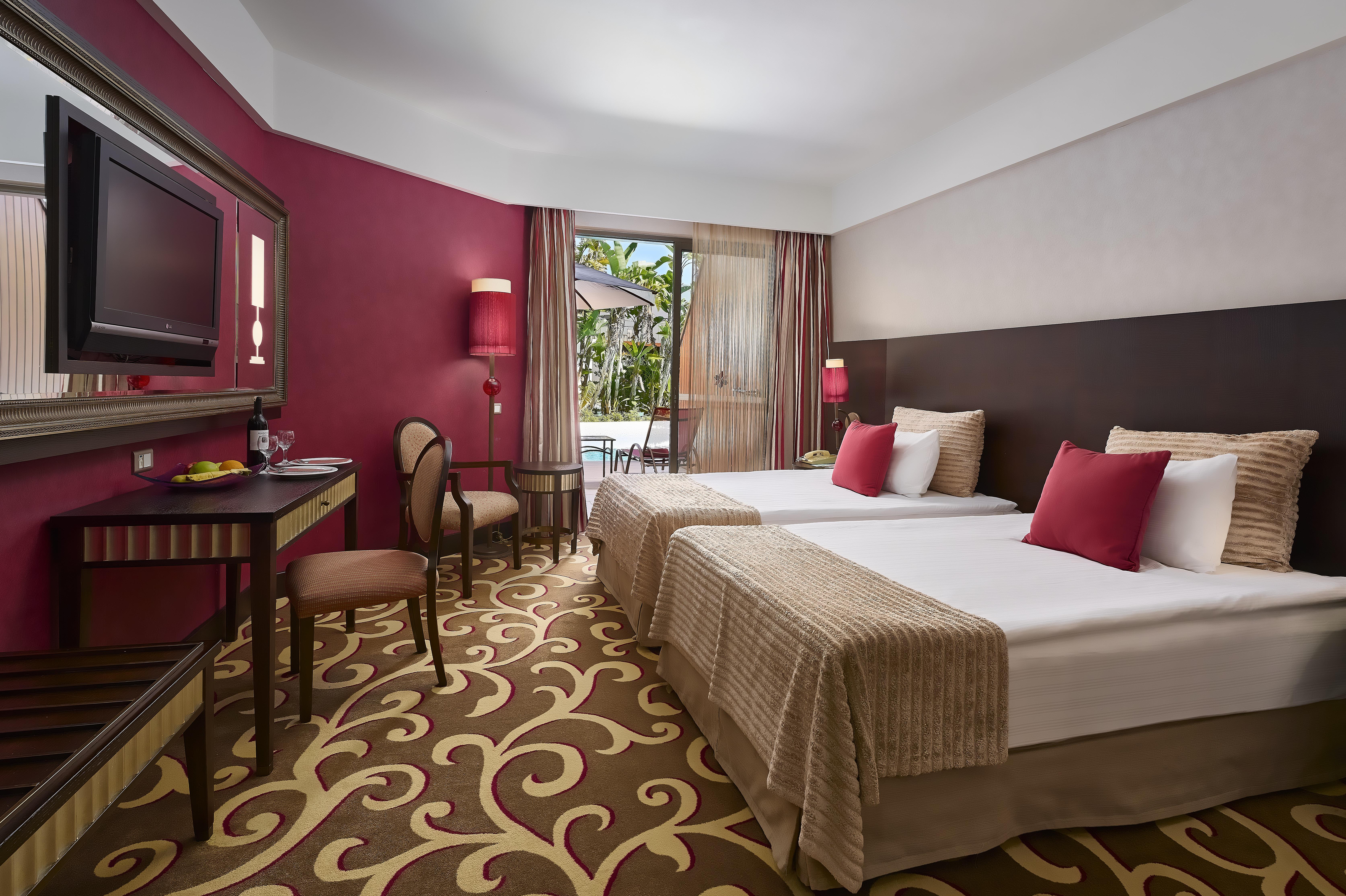 En az 2 yetişkin, En fazla 3 yetişkin + 1 çocuk veya 2 yetişkin + 2 çocuk.