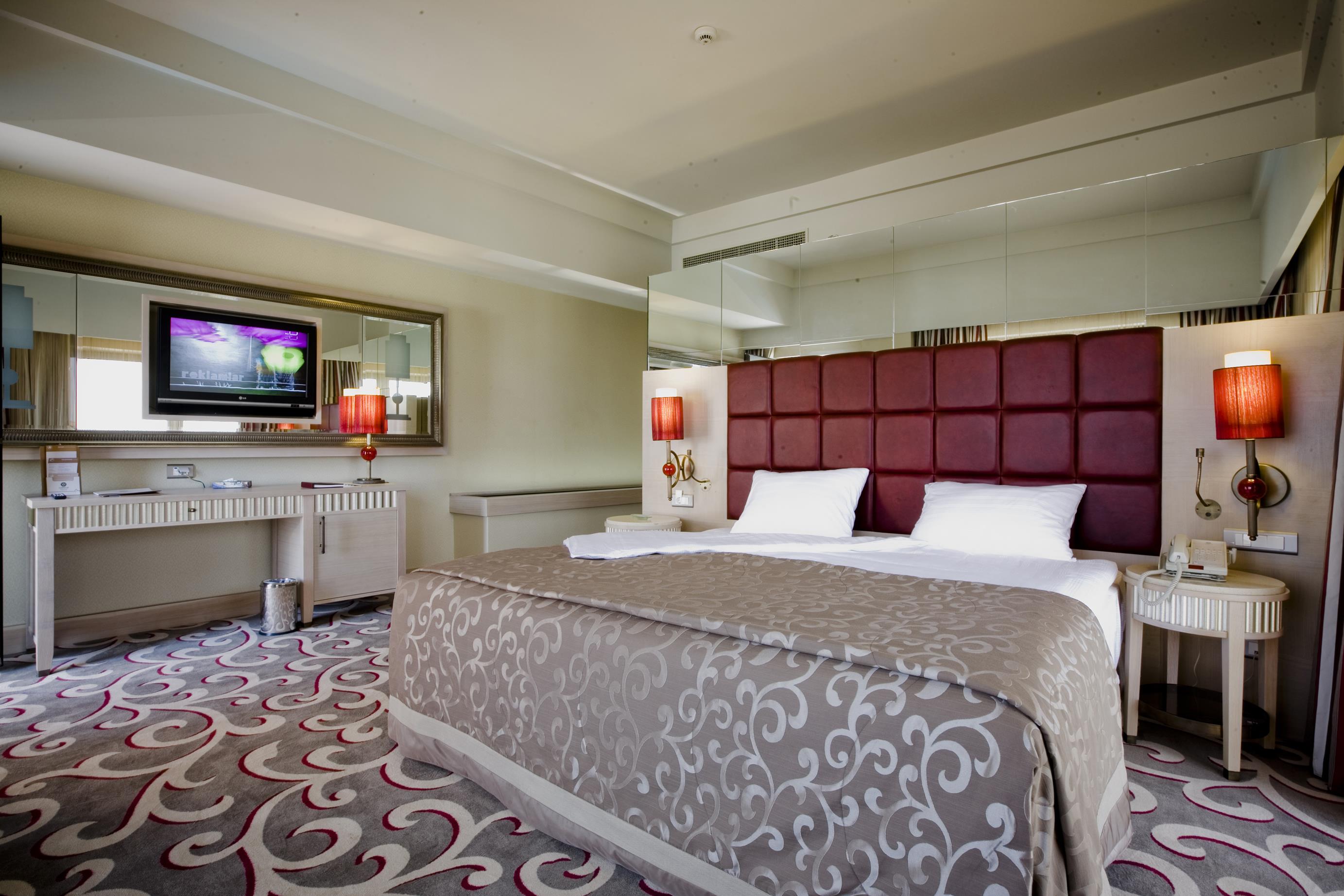 En az 2 yetişkin, En fazla 4 yetişkin.