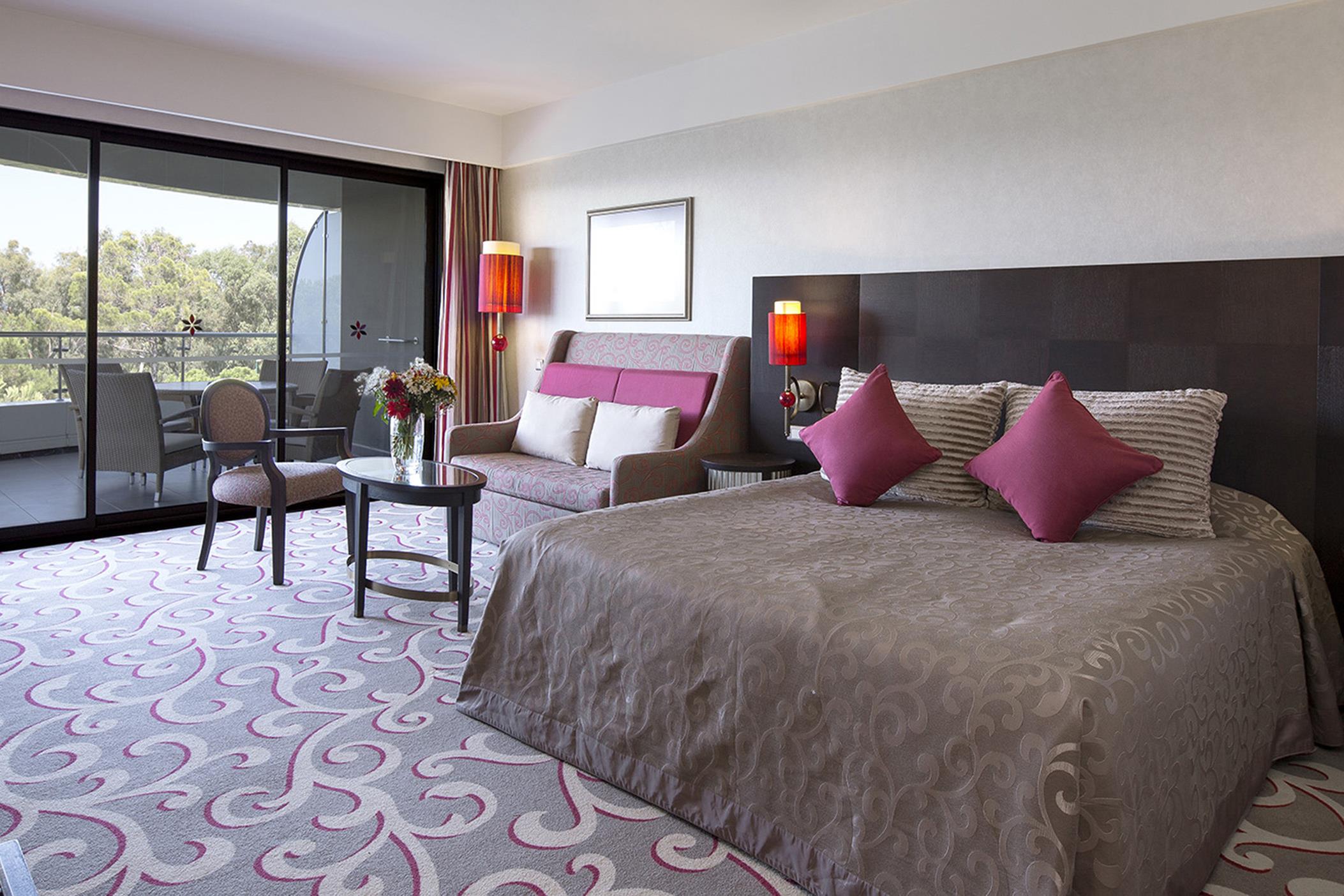 En az 2 yetişkin, En fazla 3 yetişkin + 1 çocuk veya 2 yetişkin + 2 çocuk.