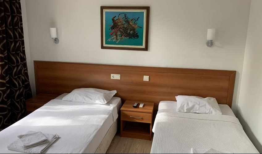 En fazla 2 yetişkin veya 1 yetişkin + 1 çocuk.