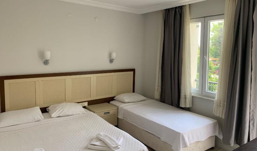 En fazla 3 yetişkin + 1 bebek (0-2 yaş) veya 2 yetişkin + 1 çocuk + 1 bebek (0-2 yaş).