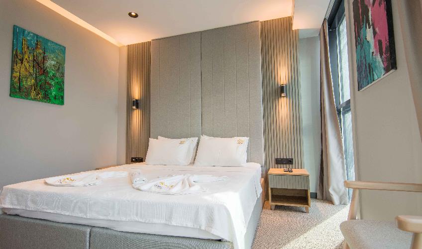 En fazla 2 yetişkin.