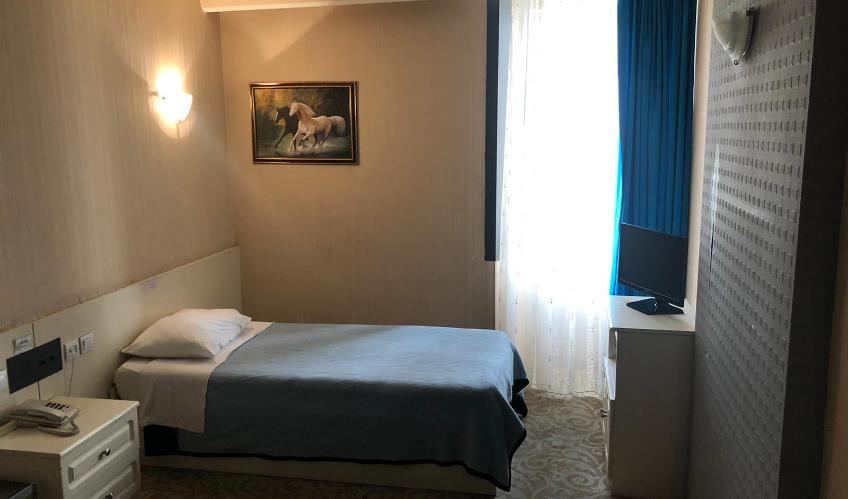 En fazla 1 yetişkin + 1 bebek (0-2 yaş).