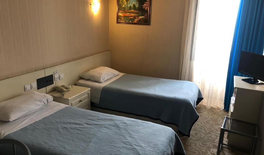 En fazla 2 yetişkin + 1 bebek (0-2 yaş).