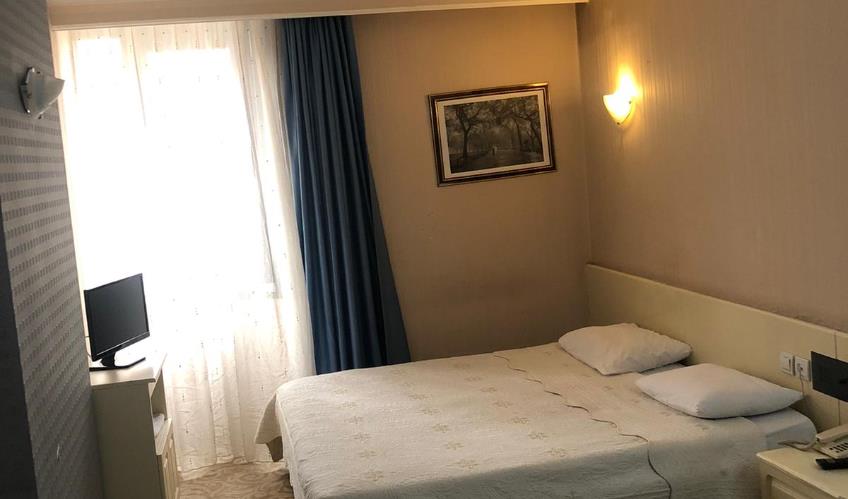 En fazla 2 yetişkin + 1 çocuk + 1 bebek (0-2 yaş) veya 1 yetişkin + 1 çocuk + 1 bebek (0-2 yaş).