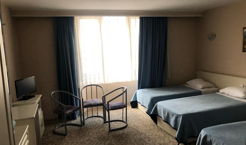 En fazla 4 yetişkin + 1 bebek (0-2 yaş).