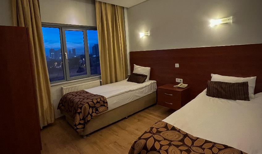 En fazla 2 yetişkin + 1 çocuk + 1 bebek (0-2 yaş) veya 1 yetişkin + 1 çocuk + 1 bebek (0-2 yaş).