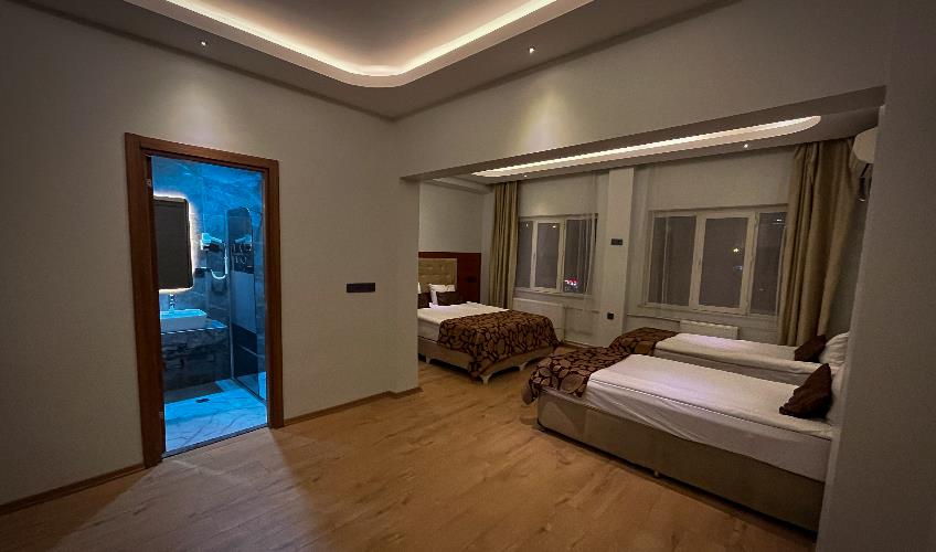 En az 2 yetişkin, En fazla 2 yetişkin + 1 bebek (0-2 yaş).