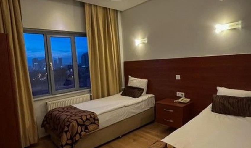 En fazla 2 yetişkin + 1 bebek (0-2 yaş).