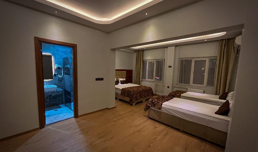 En az 2 yetişkin, En fazla 2 yetişkin + 1 bebek (0-2 yaş).