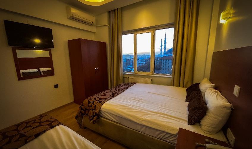 En fazla 3 yetişkin + 1 bebek (0-2 yaş).