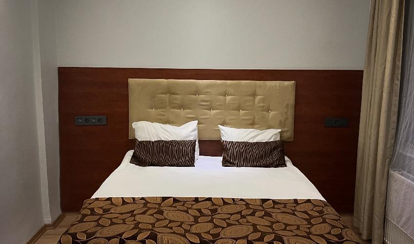 En fazla 2 yetişkin + 1 bebek (0-2 yaş).