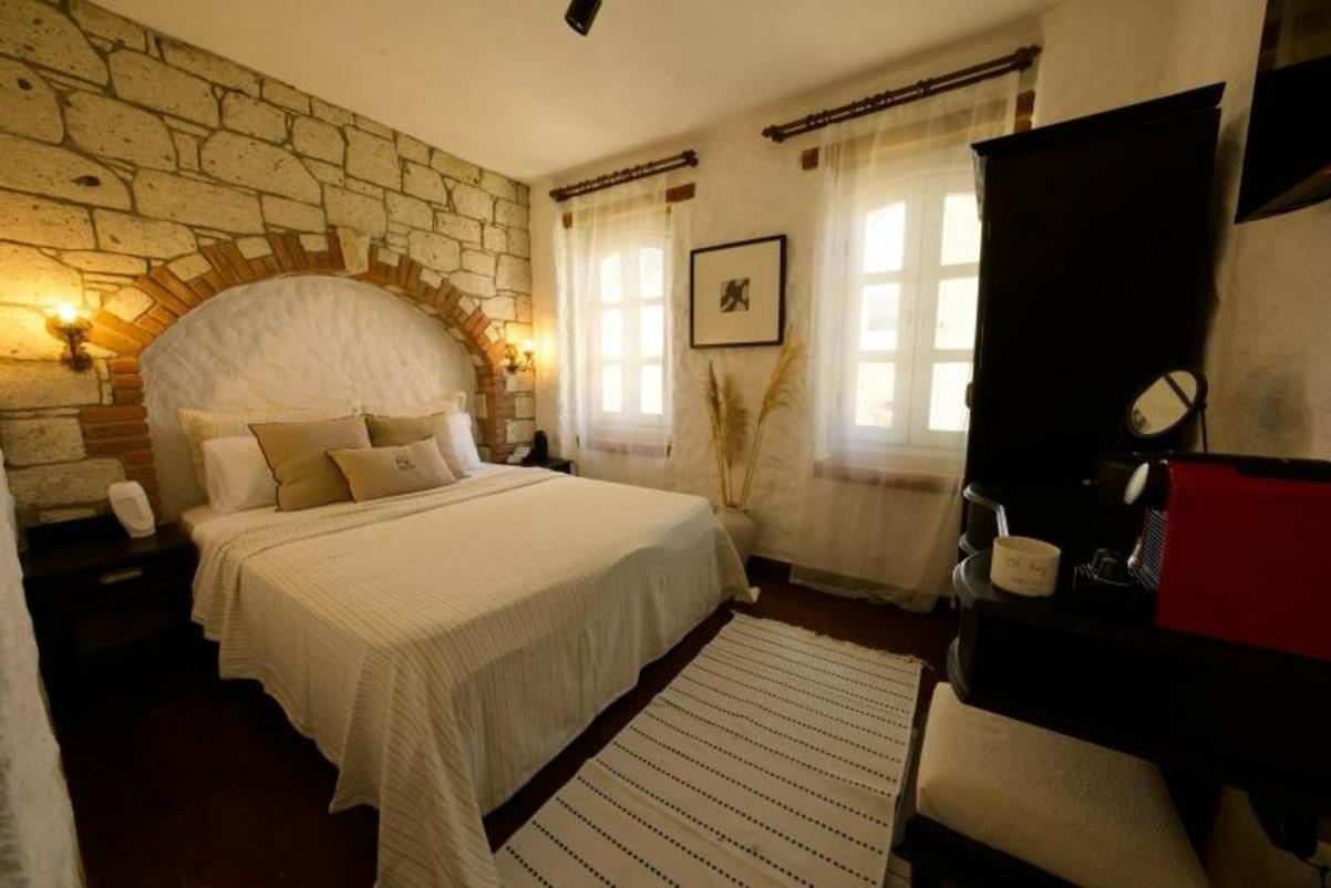 En fazla 2 yetişkin + 1 bebek (0-2 yaş).