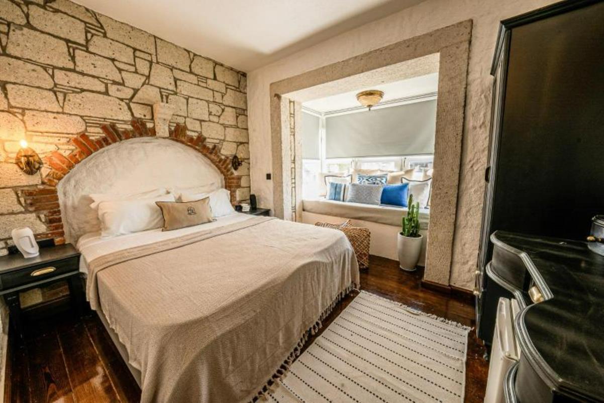 En fazla 3 yetişkin.