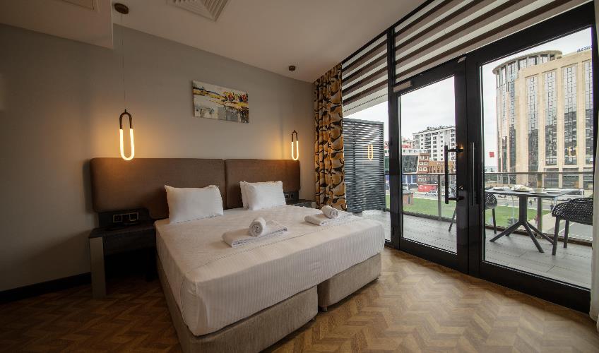 En fazla 2 yetişkin + 1 bebek (0-2 yaş).