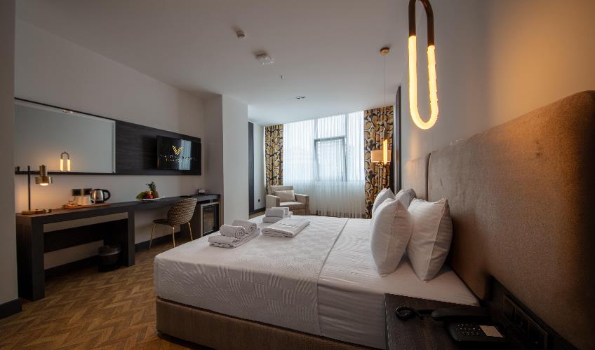 En fazla 3 yetişkin + 1 çocuk + 1 bebek (0-2 yaş) veya 2 yetişkin + 1 çocuk + 1 bebek (0-2 yaş).