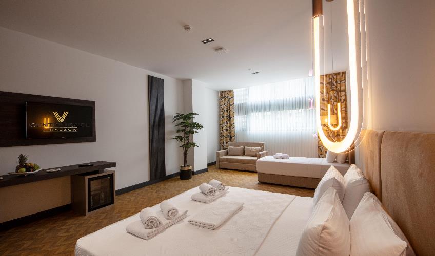 En fazla 3 yetişkin + 1 çocuk + 1 bebek (0-2 yaş) veya 2 yetişkin + 1 çocuk + 1 bebek (0-2 yaş).